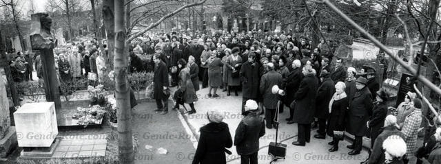 Открытие надгробия Льву Давидович Ландау на Новодевичьем кладбище.