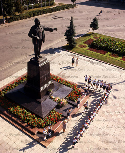 Торжественная пионерская линейка на пл. Ленина