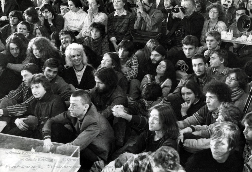 Выступает Андрей Вознесенский...